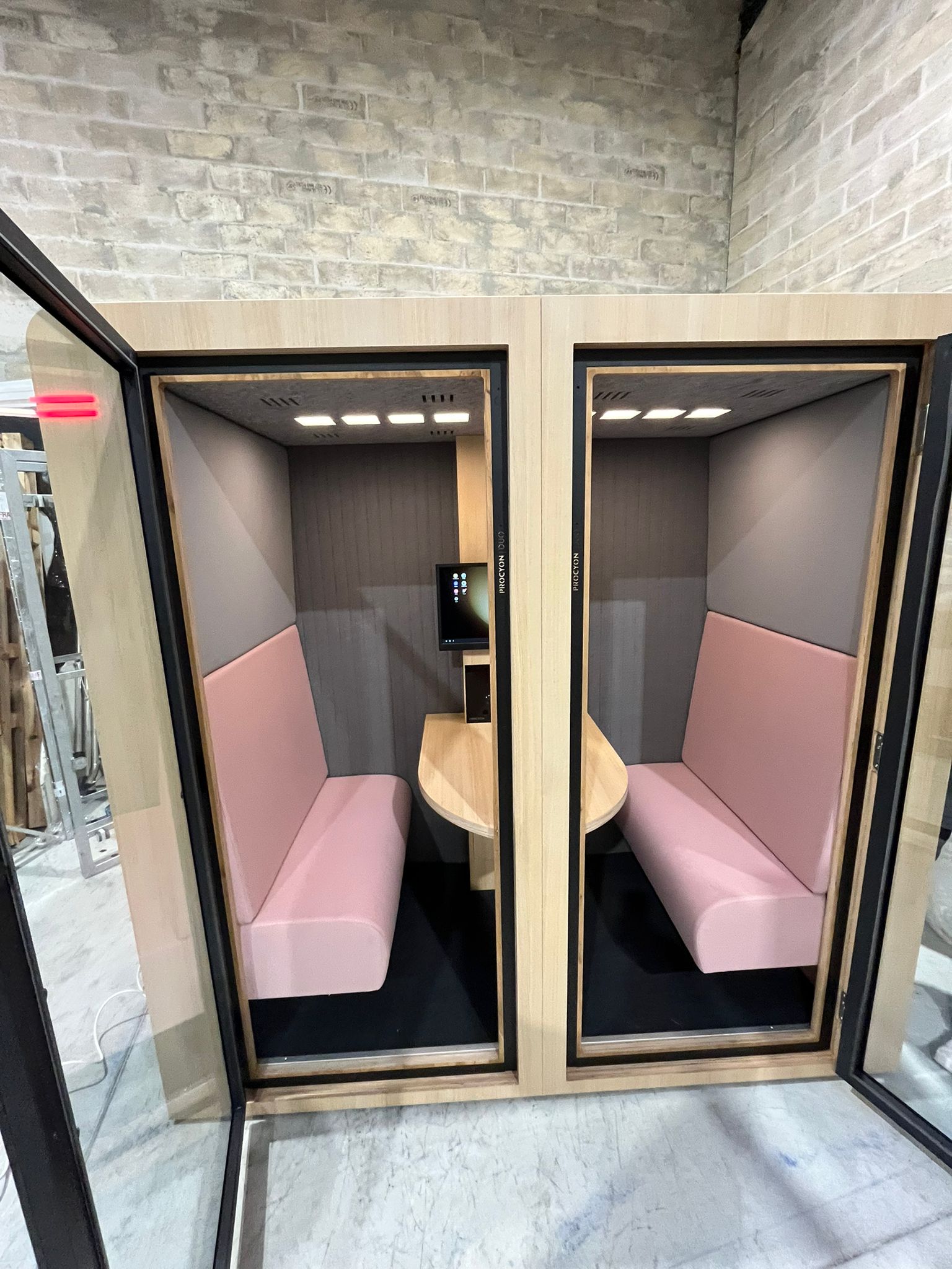cabine acoustique personnalisée avec assise rose 
