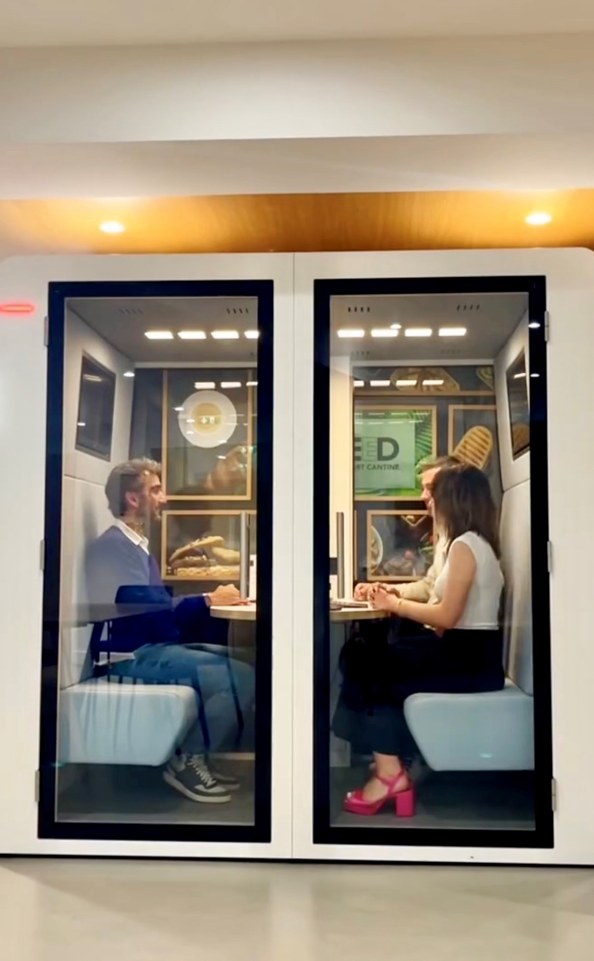 cabine acoustique de réunion 4 personnes occupée