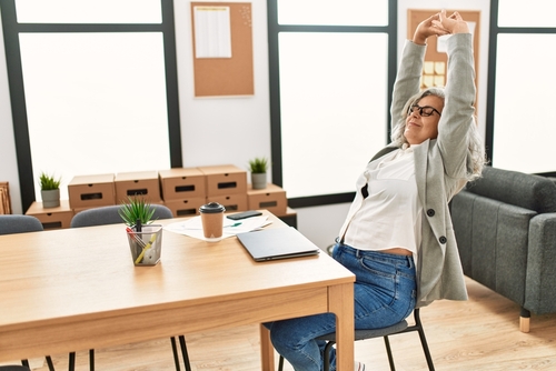 femme détendue dans un espace de travail collaboratif dans un bureau moderne