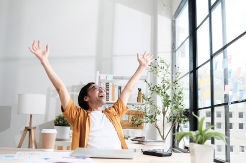 homme dans un bureau professionnel lumineux moderne avec mobilier design