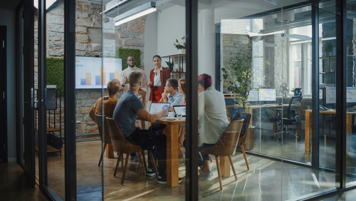 salle de réunion vitrée pour plus de 8 personnes