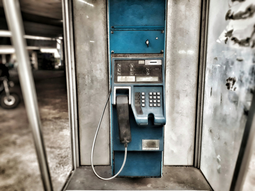 cabine téléphonique avant le développement du téléphone portable
